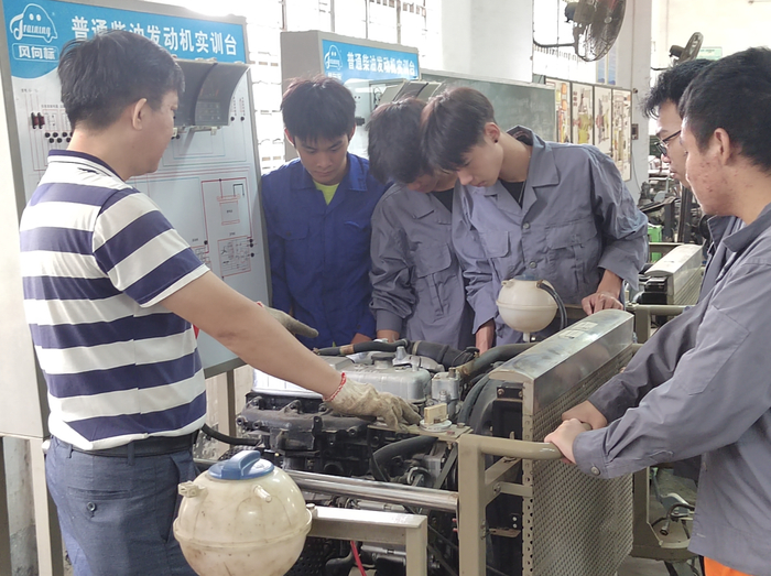 湛江市第二技工学校来自东海岛的学生正在进行汽车维修实训