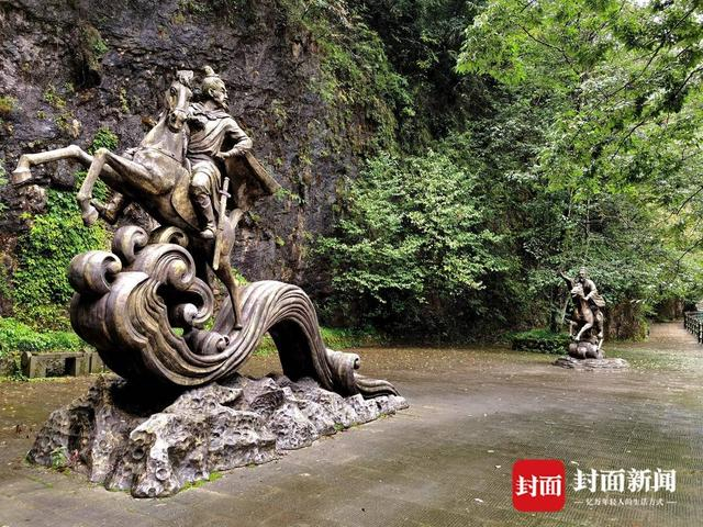 米仓山上的萧何追韩信雕塑。曾业 摄