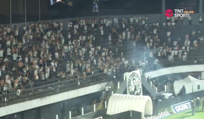 台上多次传出爆炸声，还有球迷投掷杂物