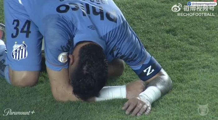 桑托斯门将跪地痛哭