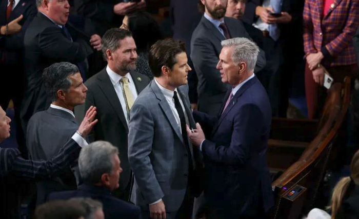 （盖茨与麦卡锡剑拔弩张，来源：社交媒体）