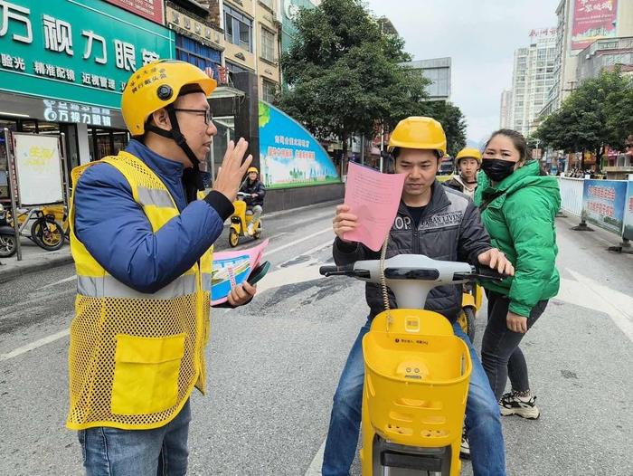 活动中向不戴头盔骑行电动车的市民赠送头盔