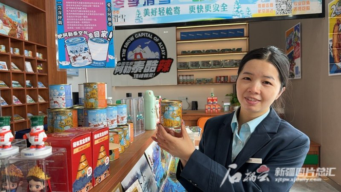 12月6日，雪都邮局工作人员展示“阿勒泰的空气”罐装文创产品。李娜摄