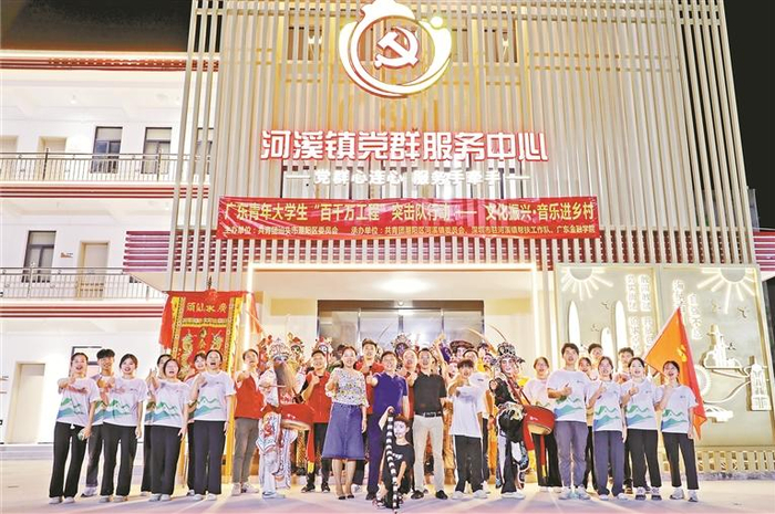     驻河溪镇帮扶工作队举行乡村巡回文艺晚会，为群众送文化、送政策、送欢乐。