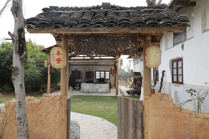 图为角山镇电商直播基地小场景“湘集院”