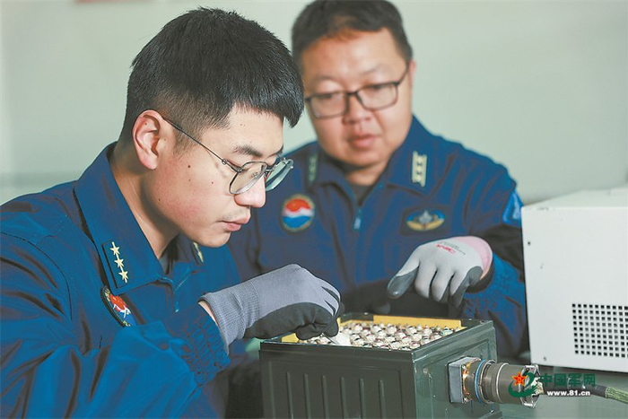 　　中部战区空军某部工程师“以老带新”，指导年轻骨干进行某型装备维护工作。袁启迪摄