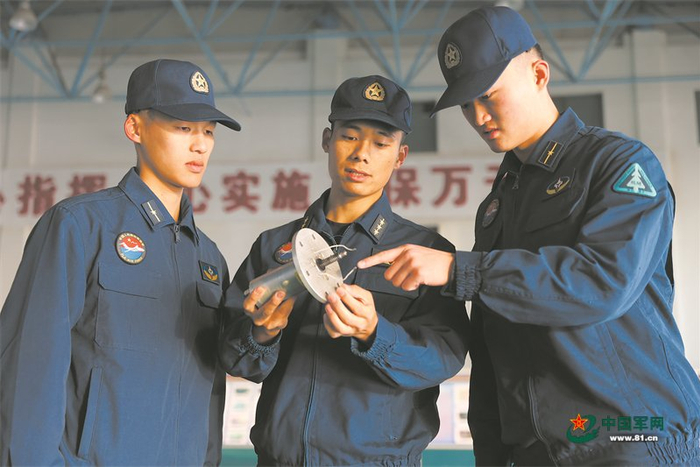 　　中部战区空军某部青年干部钻研装备。袁启迪摄