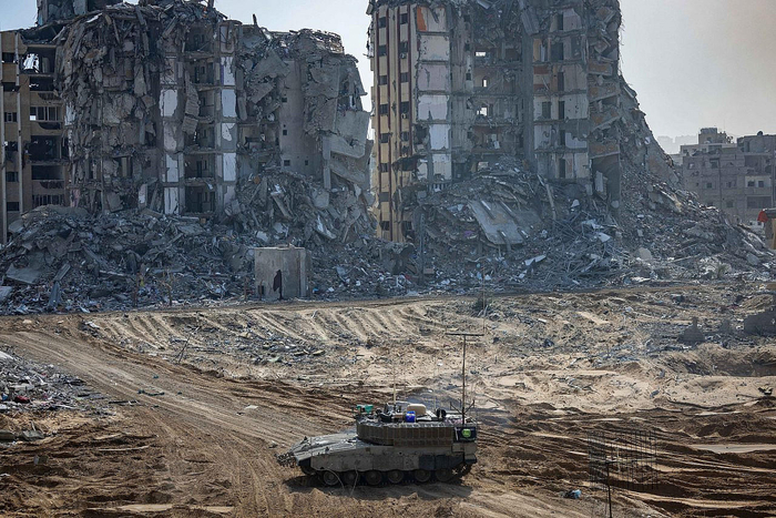 ▲11月16日，加沙地带北部难民营旁停着一辆以色列坦克