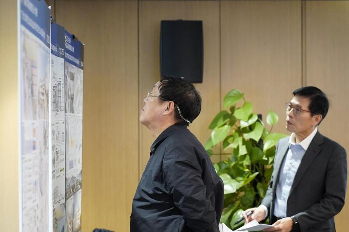 中国工程院院士、全国工程勘察设计大师崔愷（左）、台达楼宇自动化事业群副总经理江文兴（右）等专家进行现场评审