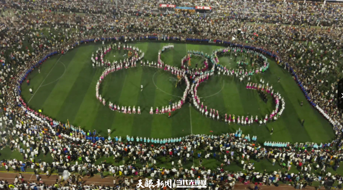 “村超”现场的“五环”。视频截图。