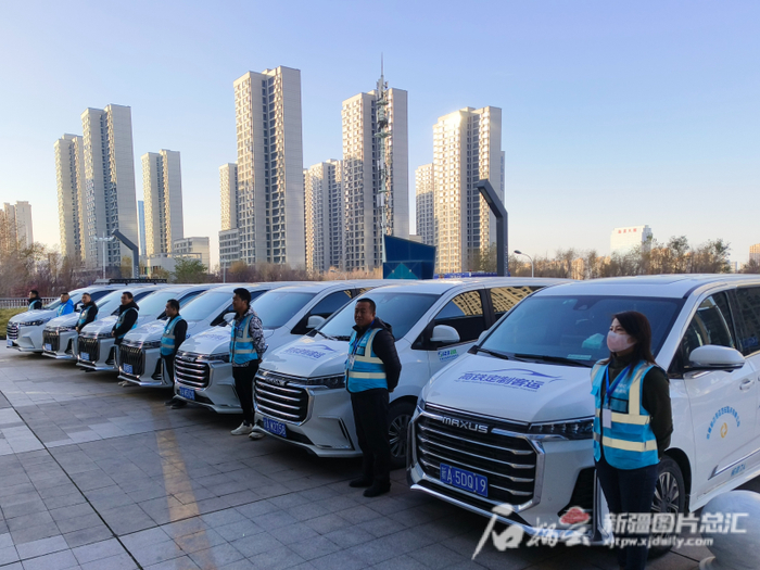 在乌鲁木齐站，高铁定制客运等待拉载乘客。石榴云/新疆日报记者 叶晓敏 摄