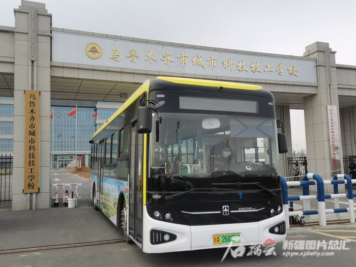 乌鲁木齐市公共交通集团有限公司经营三部开通大学校园内的定制公交专线。尹璐 摄‍