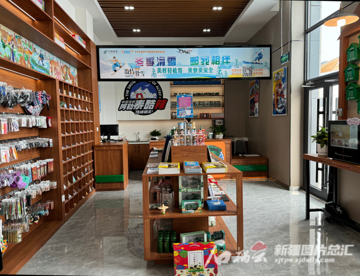 雪都邮局展示的文创产品、纪念邮戳等。李娜摄