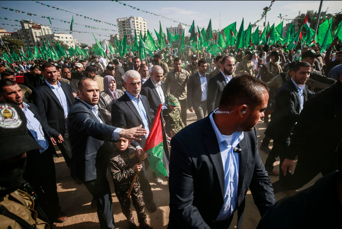 ▲辛瓦尔（图中白发者）在2021年躲过暗杀后高调出现在加沙街头