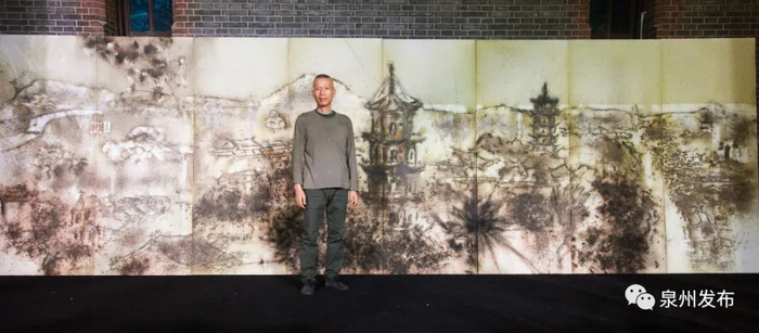 蔡国强与其作品《故乡》（蔡工作室 供图）
