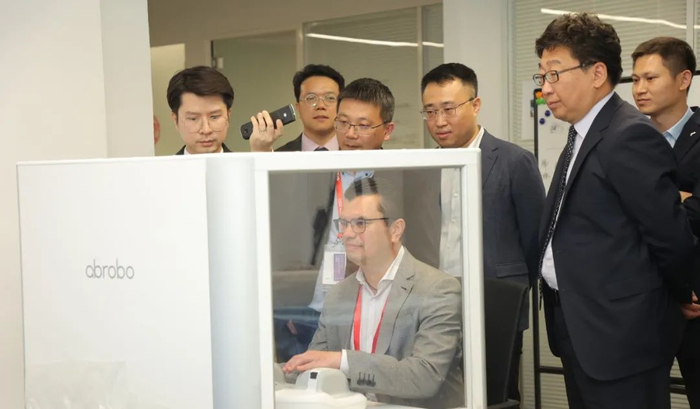 Vitor教授操作PANVIS进行模拟手术