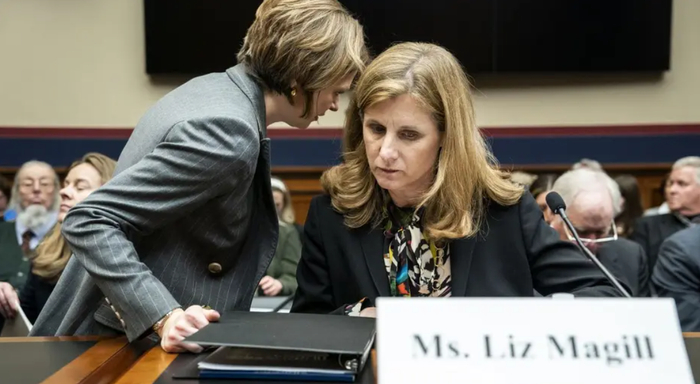 ▲马吉尔（右）在听证会上