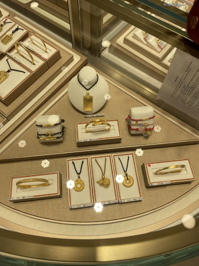 门店内展示的新款金饰。图源：作者拍摄