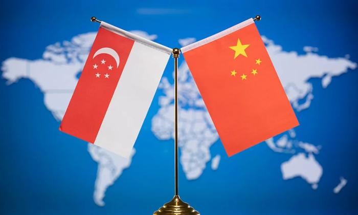 今年上半年，中新关系进一步升级为“全方位高质量的前瞻性伙伴关系”，图为中国和新加坡国旗资料图