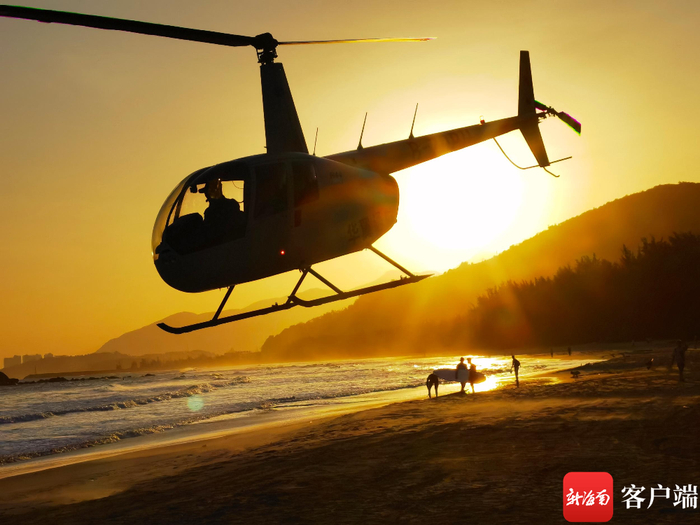 游客在万宁石梅湾体验直升机观光。受访者供图