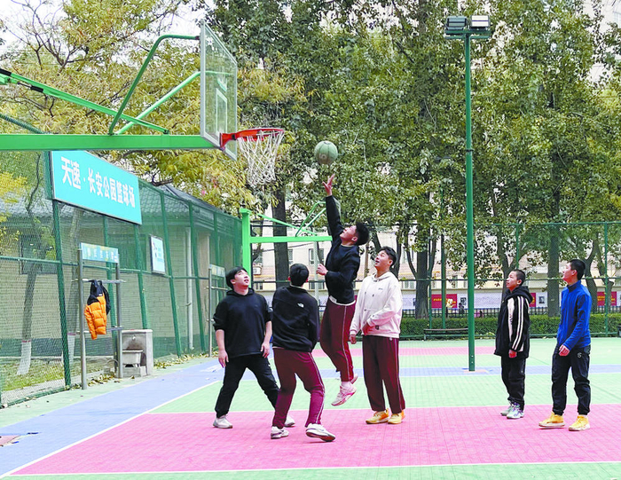 篮球爱好者在长安公园公共篮球场一较高下。　　本报记者 董永博 摄