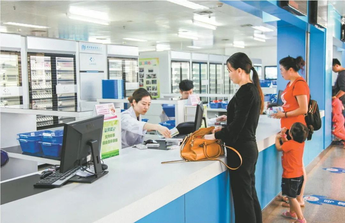 市人民医院通过自动摆药机自动将病人的口服药品分装打包。（资料图）