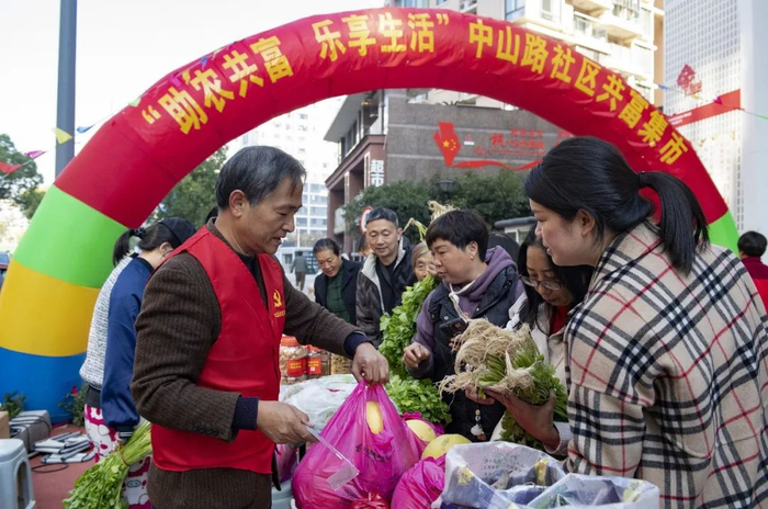 11月22日，金华市婺城区，金华市农村指导员帮助销售山区农户种植的蔬菜。图源 视觉中国