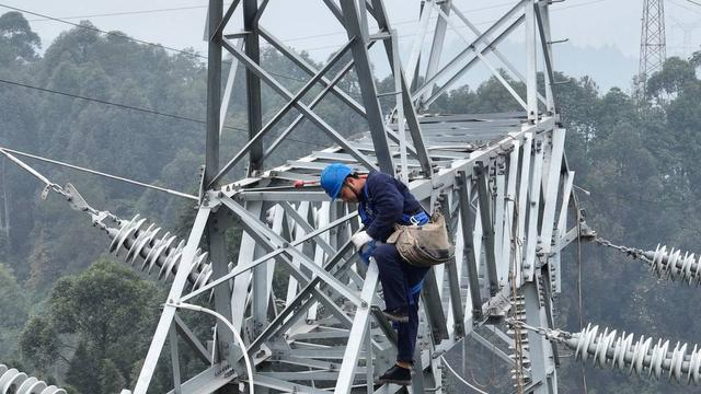 工作人员登塔作业。乐山电力股份有限公司 供图
