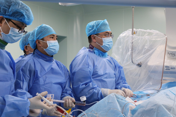 七星关区人民医院医生手术中（七星关区人民医院供图）