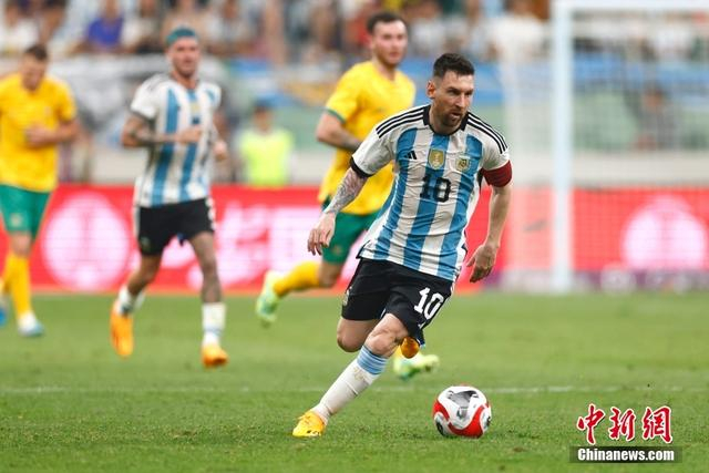 图为梅西在比赛中 中新社记者 富田 摄
