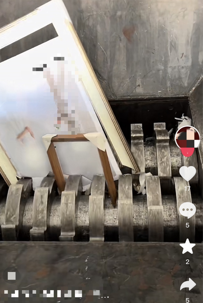 ▲机器粉碎婚纱照 受访者提供视频截图