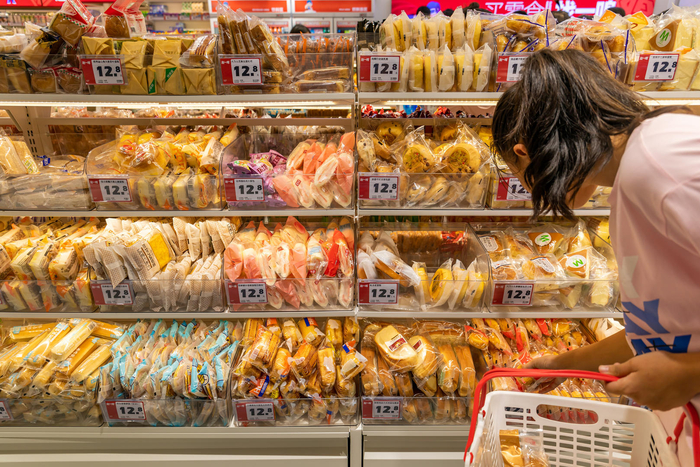 赵一鸣零食门店 图自视觉中国