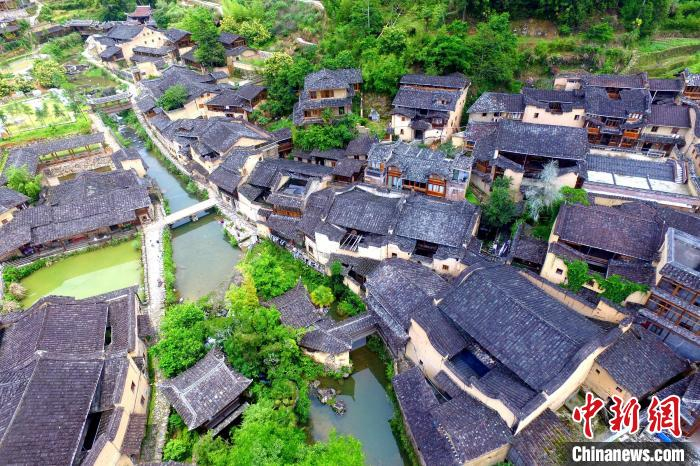 空中鸟瞰宁德市屏南县龙潭村。　中新网记者 王东明 摄