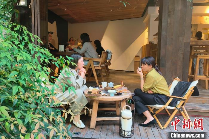 近日，在长沙网红老街巷丰盈西里，年轻人正在围炉煮茶。  中新社记者  唐小晴 摄