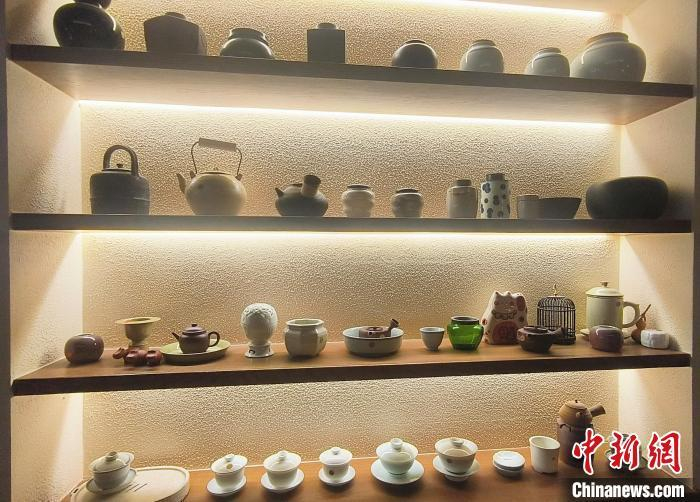 近日，长沙网红老街巷丰盈西里，一湘派茶馆售卖的各种喝茶器皿。  中新社记者 唐小晴 摄