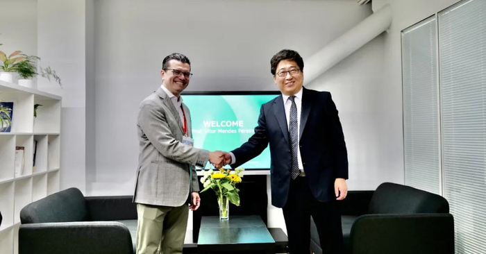 爱博医疗机器人创始人兼董事长郭书祥院士&Vitor Mendes Pereira教授