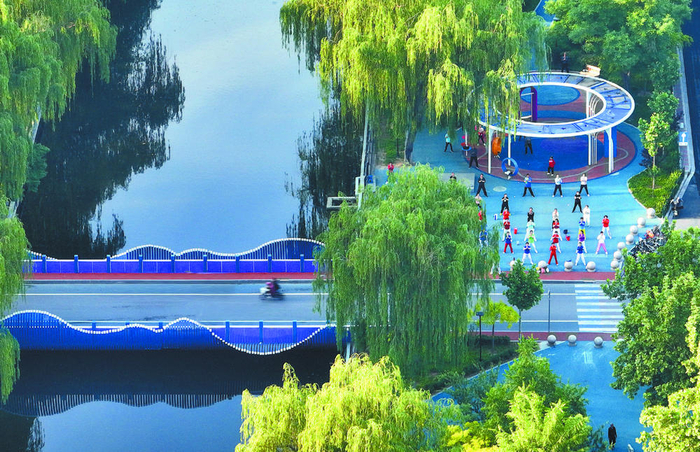 　　市民在石家庄民心河步道上晨练。　　本报记者 张晓峰 摄