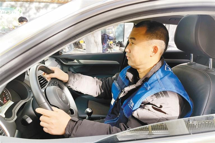 在西安交大二附院外，泊车员为车主提供排队停车服务。