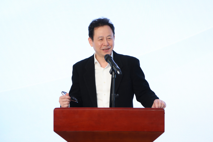 图为复旦大学附属中山医院胸外科学科带头人王群发言