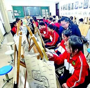 黑龙江省佳木斯市第二十中学美术教师李帼侠正在其援教的同江市第三中学指导学生。李家欣摄/光明图片