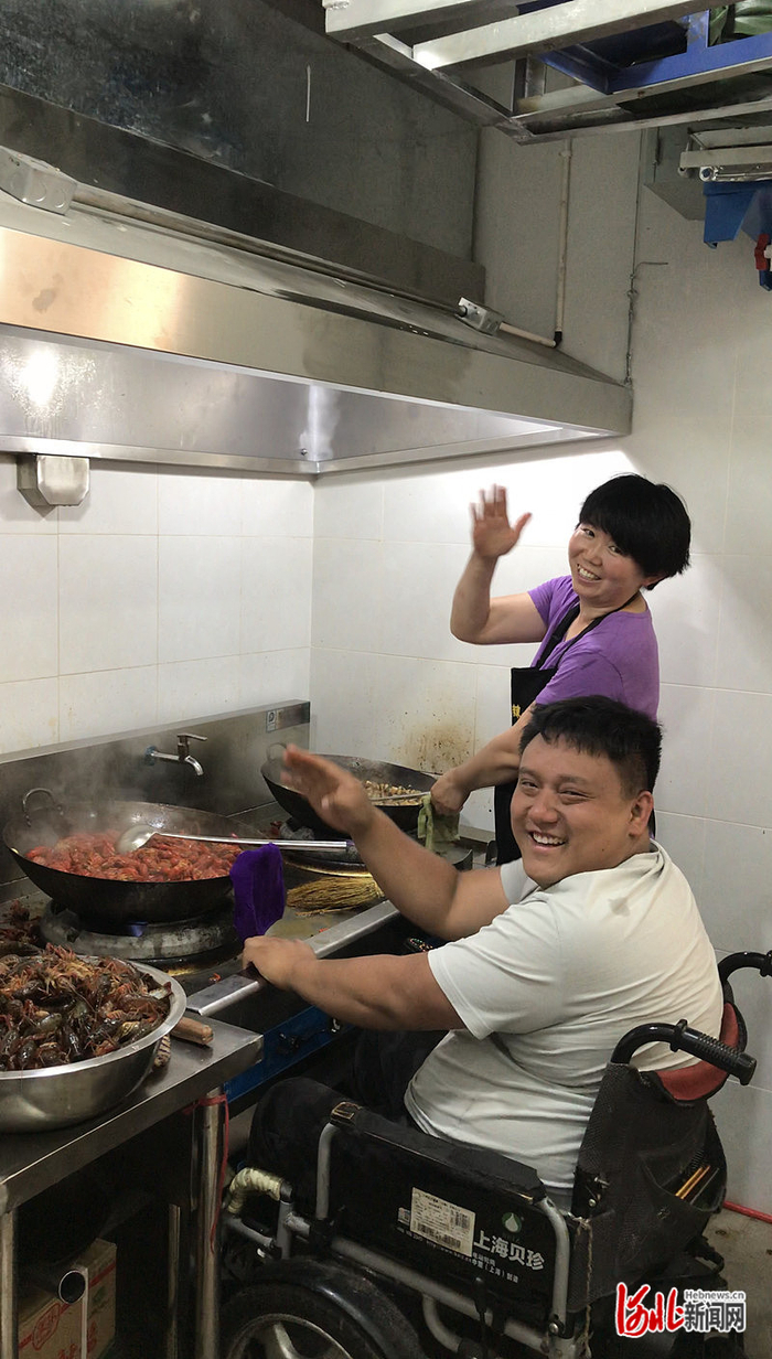 韩立营和妻子崔红敏在工作中。（韩立营供图）