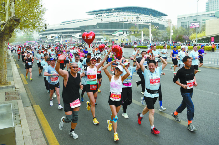 4月2日，2023石家庄城市马拉松比赛举行，长跑爱好者在中山路上快乐奔跑。本报记者 张晓峰 摄