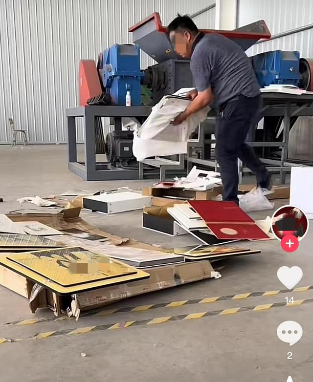 ▲销毁婚纱照工作中 受访者供图