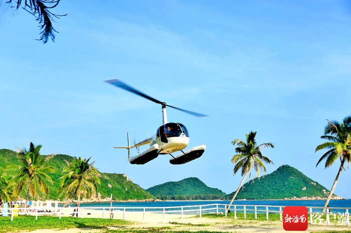 游客在南湾猴岛生态旅游区体验直升机观光。南湾猴岛生态旅游区供图