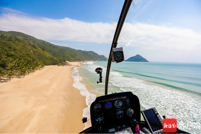游客体验直升机观光俯瞰南湾猴岛。南湾猴岛生态旅游区供图