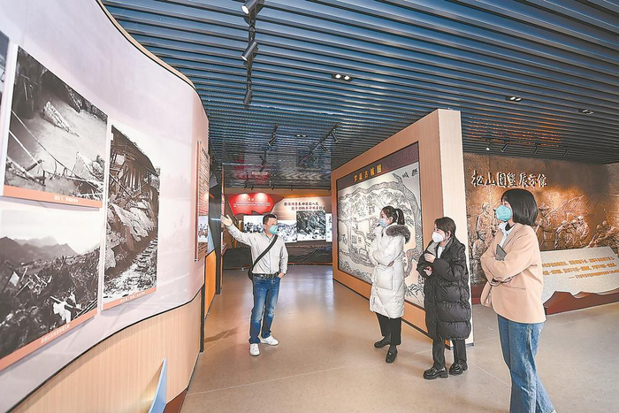 游客参观松山围垦展示馆。   刘其燚 摄