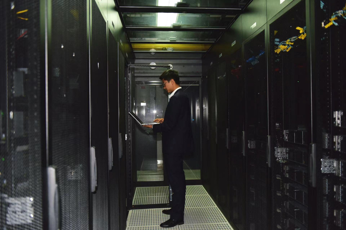 吉视传媒工作人员在大数据机房巡检。