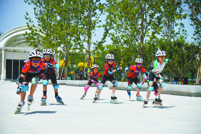 　青少年在石家庄高铁片区中央绿色体育公园进行轮滑训练。本报记者 张晓峰 摄