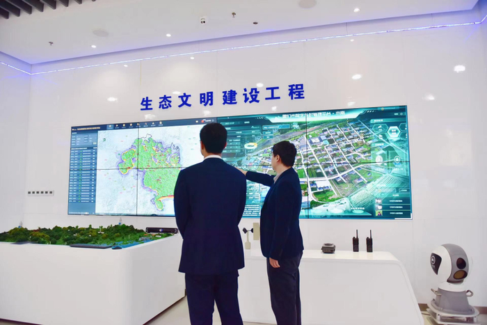 吉视传媒工作人员查看东北虎豹国家公园自然资源监测体系平台运行情况。