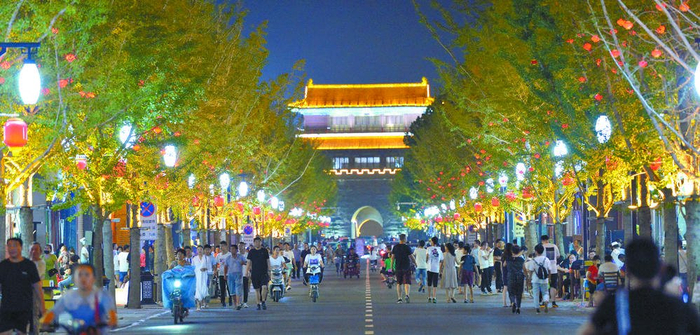 华灯初上，正定古城人流如织。本报记者 董永博 摄